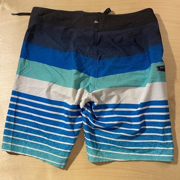 Quiksilver Men's Striped Blue Swim Shorts 32 (DP) - Picture 7 of 8